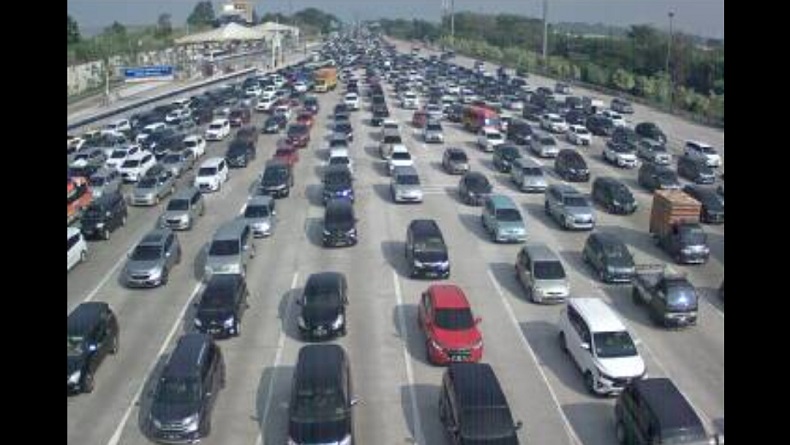 Gerbang Tol Cikampek Utama Padat Merayap sejak Pagi Ini
