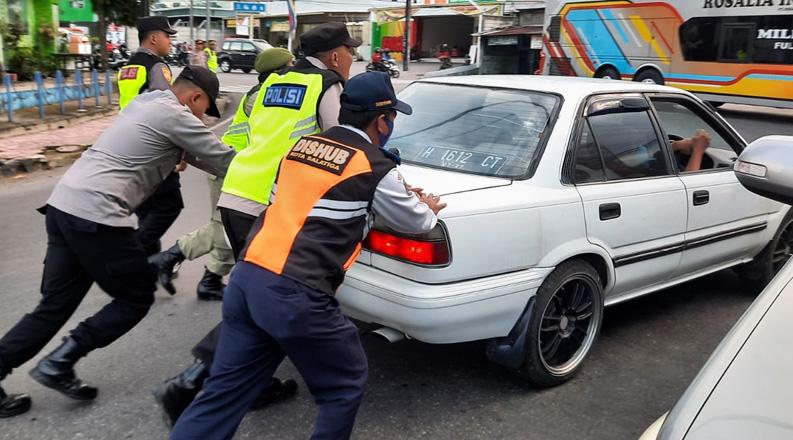  Aksi Sigap Personel Pos Terpadu Terminal Salatiga Dorong Mobil Pemudik yang Mogok