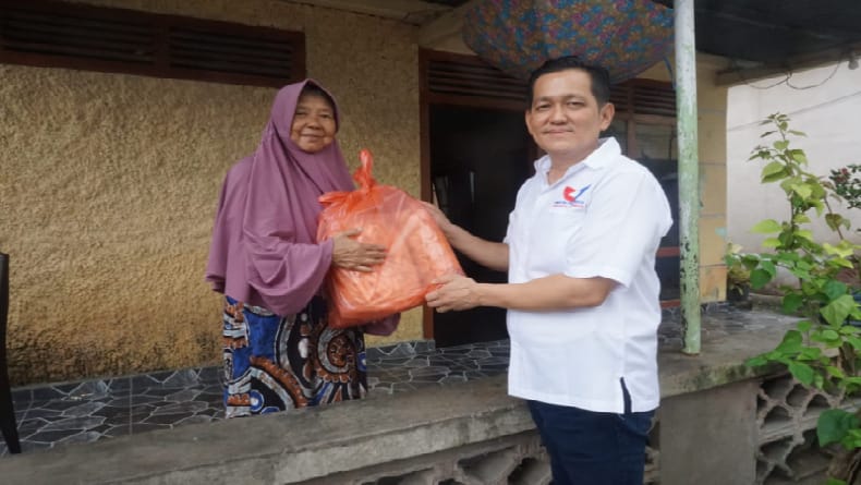 DPW Perindo Babel Bagikan Takjil dan Paket Lebaran ke Masyarakat Kurang Mampu