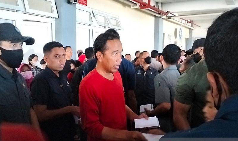  Presiden Jokowi Bagikan Sembako ke Ratusan Buruh Gendong di Pasar Legi Solo