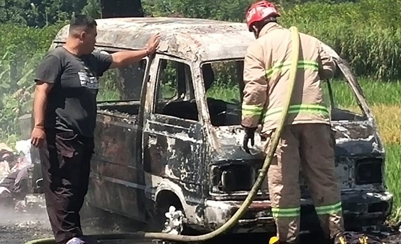 Minibus Pengangkut Ribuan Potong Kain di Blitar Terbakar, Api Muncul usai Isi Bahan Bakar