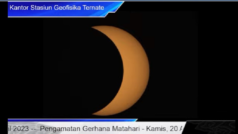 Gerhana Matahari Hibrid dari Ternate Mulai Tampak, Bak Bulan Sabit