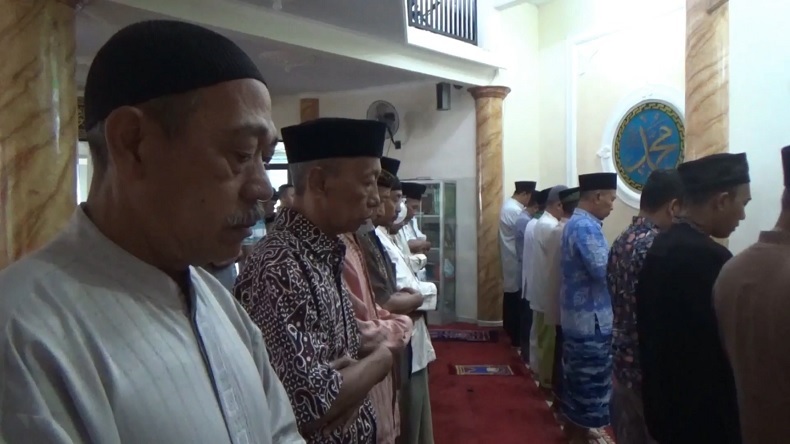 Gerhana Matahari Hibrida, Jemaah Masjid Al Ikhlas Jember Gelar Sholat Berjamaah