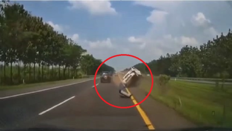 Viral Video Minibus Terbalik di Tol Cipali usai Disenggol Mobil Hitam