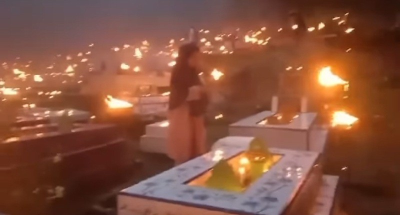Mengenal Pantunui Kubur, Tradisi Warga di Mamuju Nyalakan Lilin di Atas Kuburan