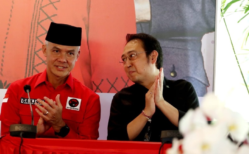 Ketika Prananda Prabowo Serahkan Kursinya untuk Diduduki Ganjar Pranowo saat Pengumuman Capres PDIP