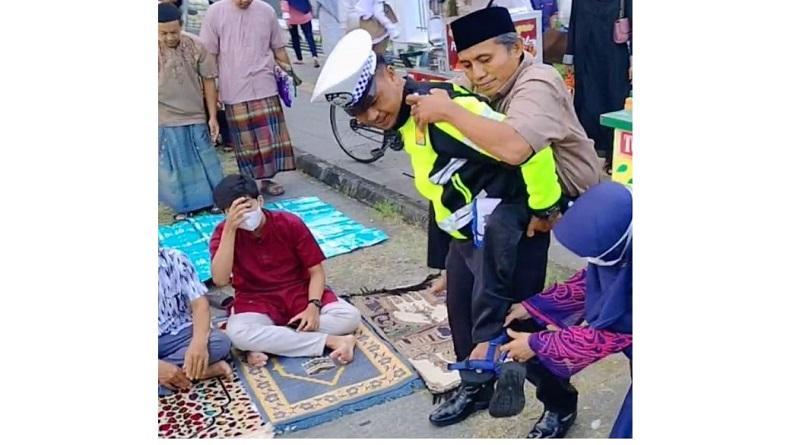 Heroik, Polisi Gendong Jemaah yang Ngesot ke Lokasi Salat Id di Pura Mangkunegaran Solo 