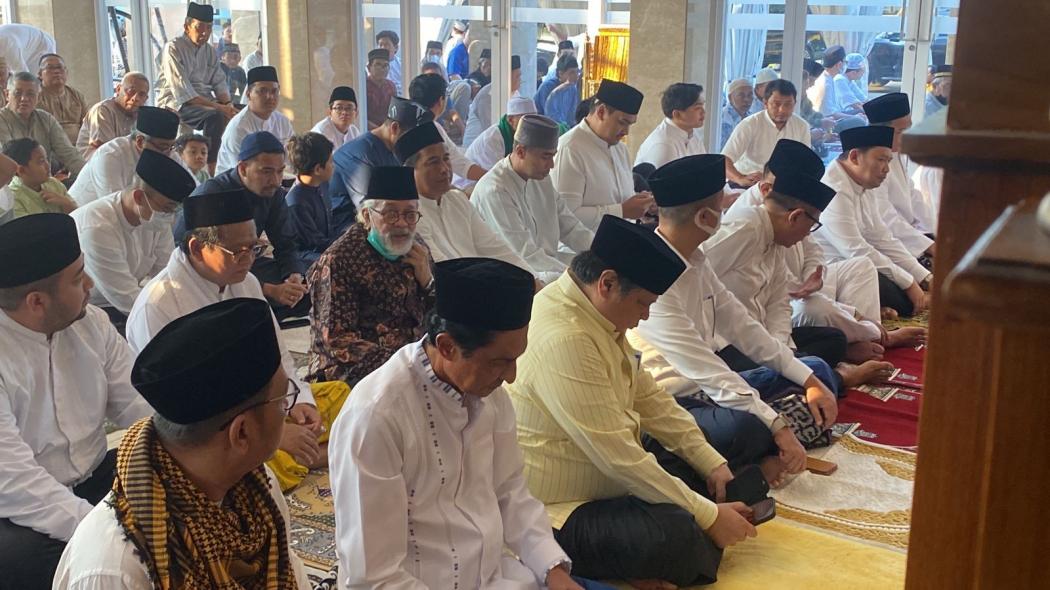 Menko Airlangga Salat Id Bersama Kader Partai Golkar di Masjid Ainul Hikmah 