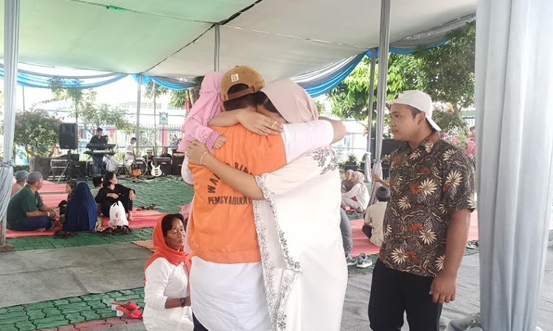 Momen Haru Kunjungan Lebaran di Lapas Rajabasa Diwarnai Tangis dan Pelukan