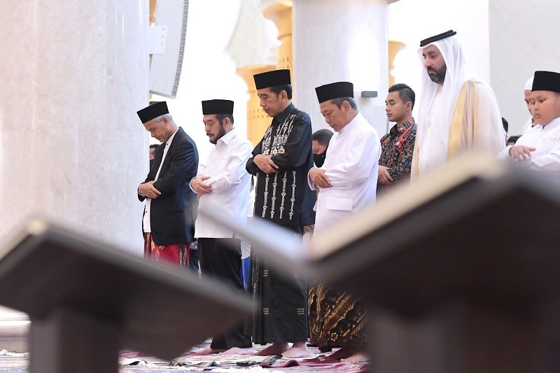 Momen Hangat Jokowi dan Ganjar Pranowo Salat Idulfitri di Masjid Sheikh Zayed  