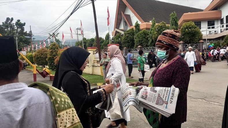 Berkah Lebaran, Mama-Mama Papua Penjaja Koran Bekas untuk Jemaah Sholat Id di Jayapura