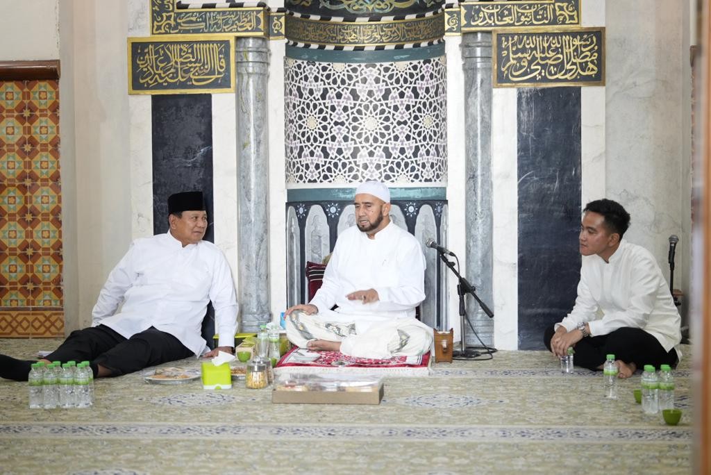 Didampingi Gibran, Prabowo Silaturahmi dengan Habib Syech di Solo 