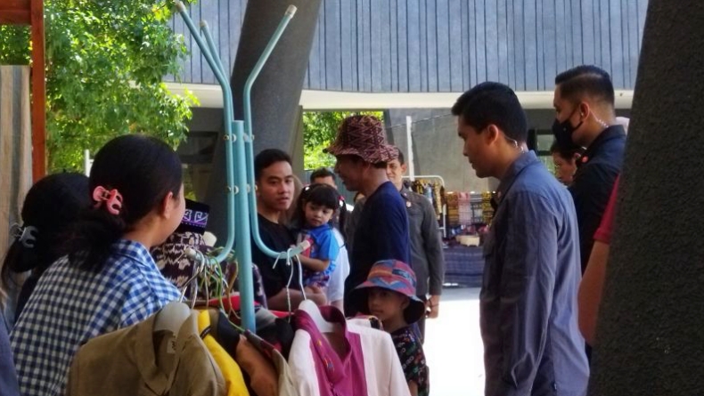 Jokowi Wisata ke Gua Batu Cermin Labuan Bajo, Borong 5 Produk UMKM  