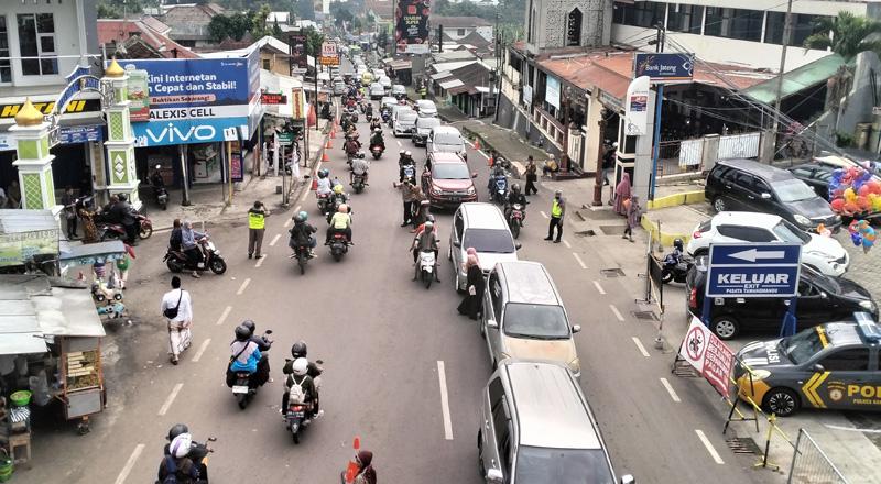  Arus Lalu Lintas Menuju Objek Wisata Tawangmangu Macet
