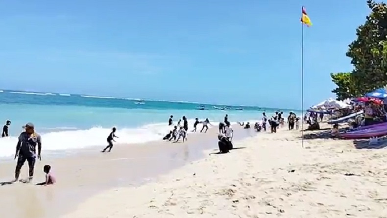 Tawarkan Pemandangan Indah, Pantai Pandawa Badung Ramai Pengunjung di Libur Lebaran