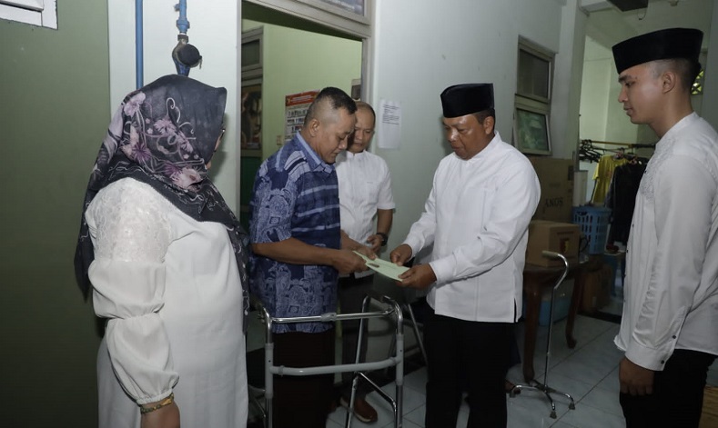 Pangdam V Brawijaya Mayjen TNI Farid Makruf Jenguk dan Santuni Prajurit TNI yang Sakit