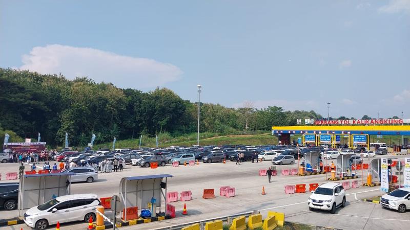 Volume Kendaraan Pemudik Padat, One Way di GT Kalikangkung Ditunda 45 Menit