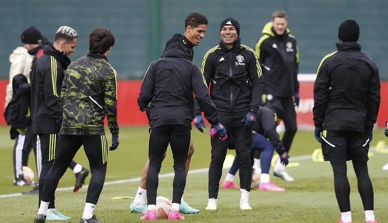 Erik Ten Hag Yakin Raphael Varane Bisa Tampil di Final Piala FA Kontra Man City