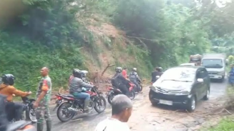 Tebing Cadas Hideung Longsor, Ratusan Kendaraan Sempat Terjebak Macet 