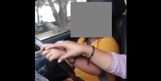 Viral Video Bocah Perempuan Belajar Nyetir Mobil, Netizen: Ini Membahayakan Anak dan Orang Lain
