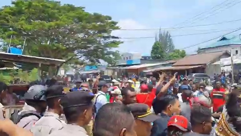 Demo Ricuh, Massa 3 Suku Lempari Batu dan Palang Kantor Pemilihan Anggota MRP Barat Daya