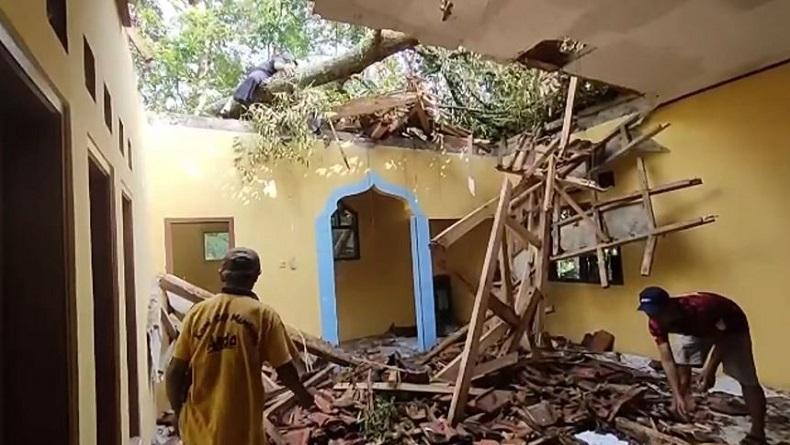 Disapu Angin Kencang, Pohon Durian Tumbang Timpa Masjid di Cilacap
