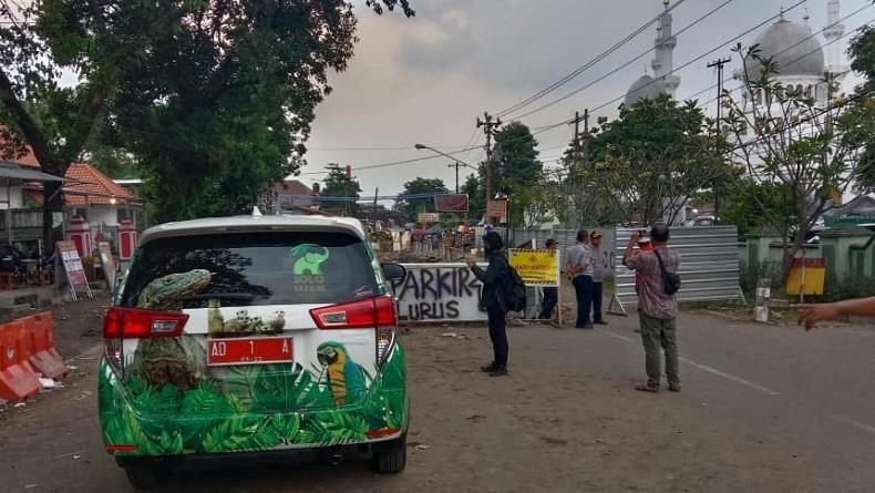 Buntut Gibran Aksi Parkir Mobil di Viaduk Gilingan, 2 Linmas Ditugasi Jaga