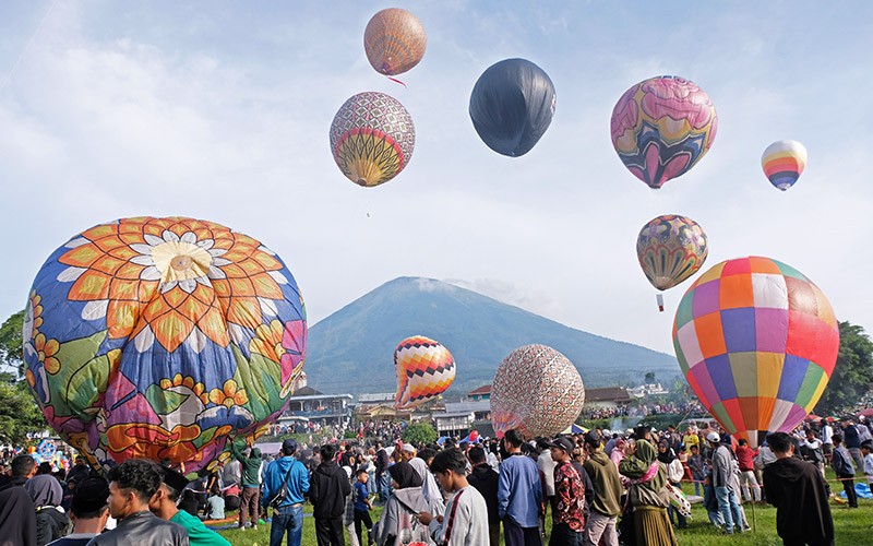 Puluhan Balon Udara Hiasi Langit di Lereng Gunung Sindoro Sumbing