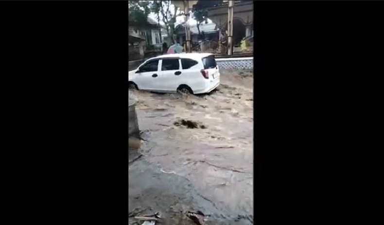 Banjir Bandang Tutup Jalan di Bondowoso, Lalu Lintas Terganggu 