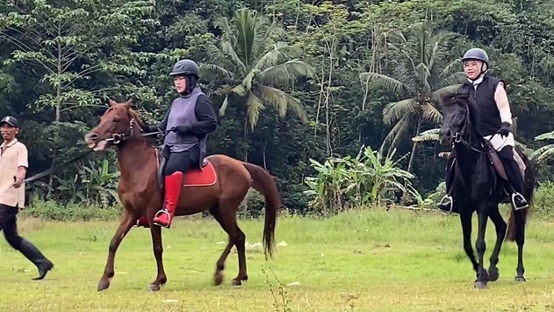 Menikmati Keseruan Olahraga Berkuda Menyusuri Desa di Banjarnegara