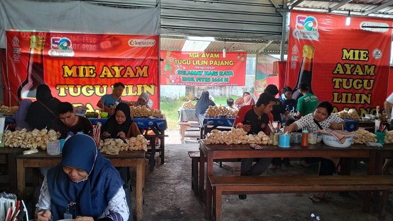 Bikin Penasaran, Cerita Warung Mi Ayam Pocong yang Laris di Solo