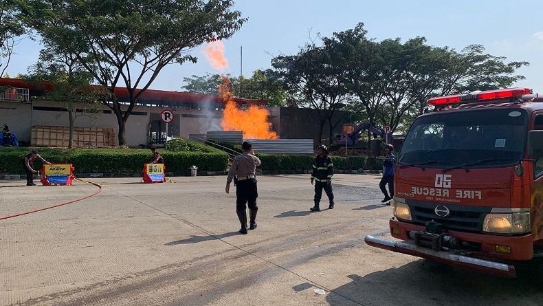 Semburan Api di Rest Area Km 86 B Tol Cipali Belum Padam, Polisi Siaga di Lokasi Kejadian