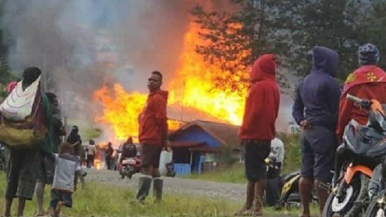KKB Kembali Tebar Teror, Bakar 4 Rumah Warga di Puncak Papua Tengah