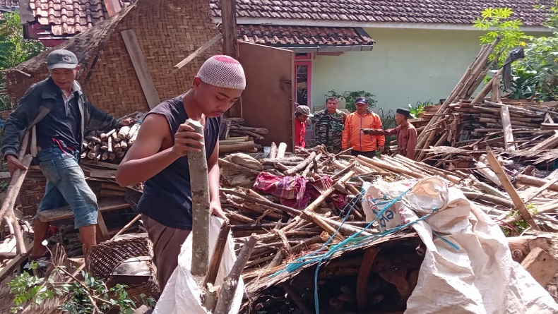 Diguyur Hujan Deras dan Angin Kencang, Rumah Lansia di Cikujang Sukabumi Ambruk