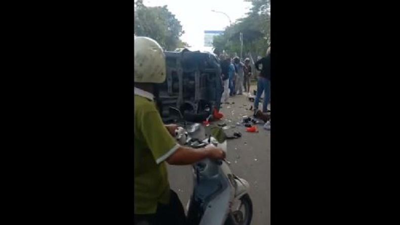 Kecelakaan Hari Ini di Makassar, Minibus Tabrak 4 Motor Para Korban Bergelatakan