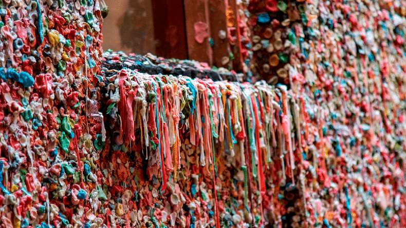 Market Theater Gum Wall, Tembok Penuh Bekas Permen Karet dan Banjir Kritik