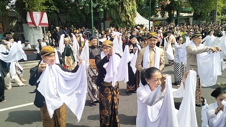Pembukaan Solo Menari Tanpa Ganjar Pranowo, Gibran Menari Bareng Sandiaga Uno
