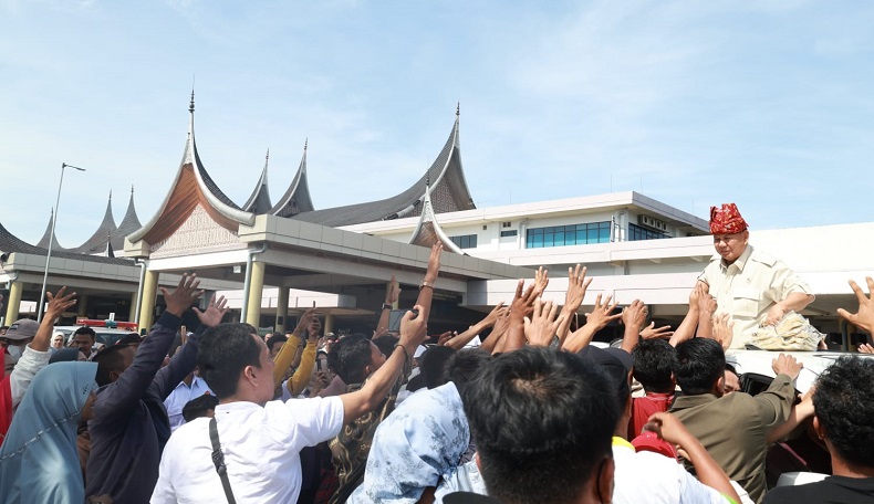 Prabowo Disambut Ribuan Orang di Sumbar, Seruan Presiden Menggema