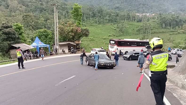 Tanjakan Gentong Tasikmalaya dengan Kemiringan 30 Derajat, Mobil Tua Jangan Coba-Coba
