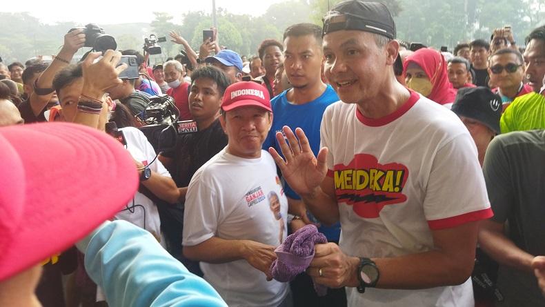 Ganjar Pranowo Lari Pagi di Senayan, Banyak Pendukung Ajak Selfie