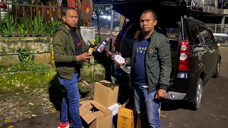 TNI-Polri Patroli di Kota Bogor, Temukan Warga Jual Miras di Mobil Pribadi