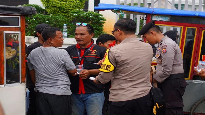 Hari Buruh Sedunia di Karawang Diwarnai Bagi-bagi Bingkisan dan Jajan Bareng