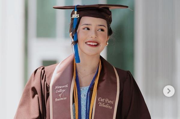 Arti Summa Cumlaude yang Disandang Beby Tsabina dan Bedanya dengan Cum Laude