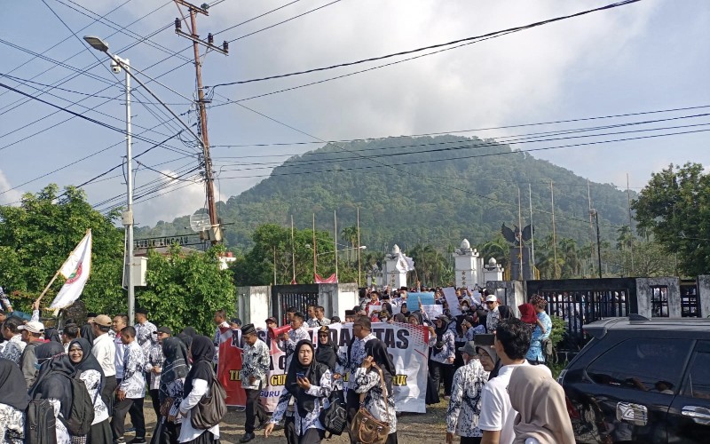 Aksi Bela Sularno, Ribuan Guru Datangi Pengadilan Negeri Lubuklinggau 