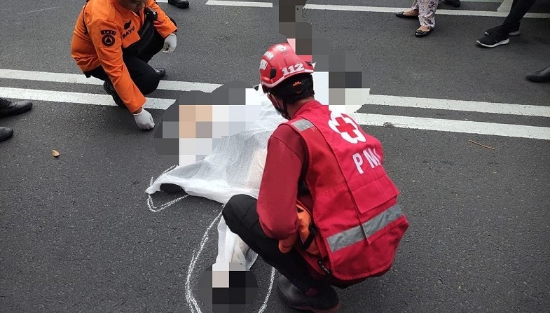 Kecelakaan di Surabaya, Perempuan Tewas Jatuh dari Motor akibat Rem Mendadak
