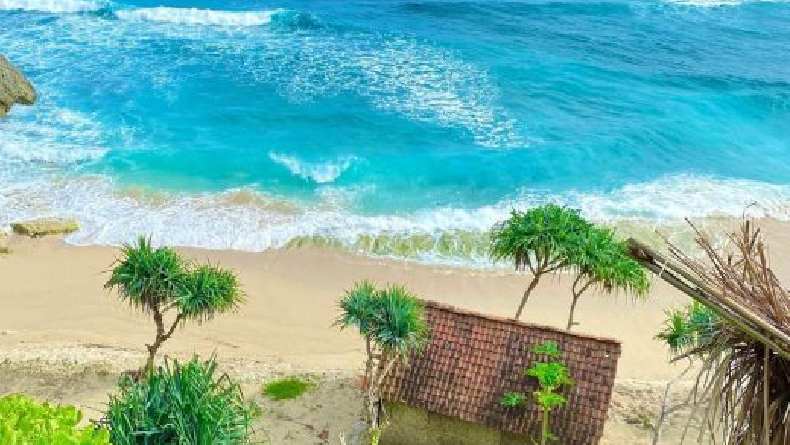 Keindahan Pantai  Sundak, Dikelilingi Karang Disukai Para Peselancar