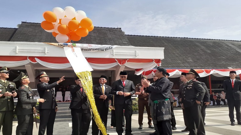 Pelepasan Balon Oranye saat Hardiknas Kota Sukabumi Diprotes, Identik Warna Parpol