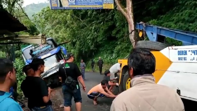 Bus Bawa Wisatawan asal Samarinda Kaltim Terperosok di Lembang KBB