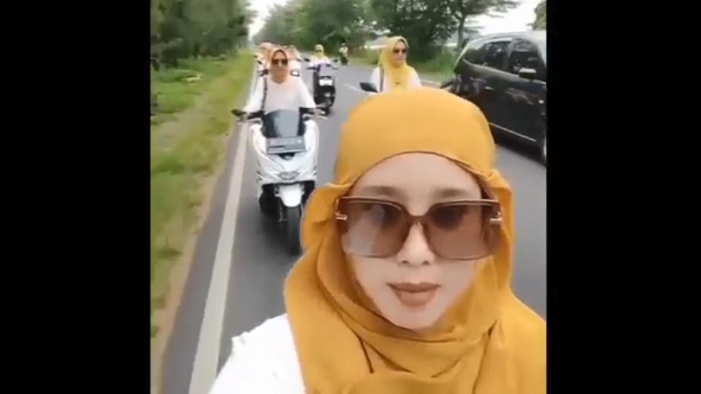 Viral Emak-emak Reunian Sambil Konvoi Motor Tanpa Helm di Sumenep, Berujung Ditilang