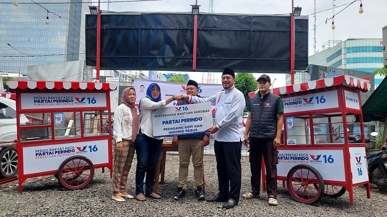 Pedagang Seblak Ini Senang Bisa Dagang Keliling usai Dapat Gerobak Partai Perindo